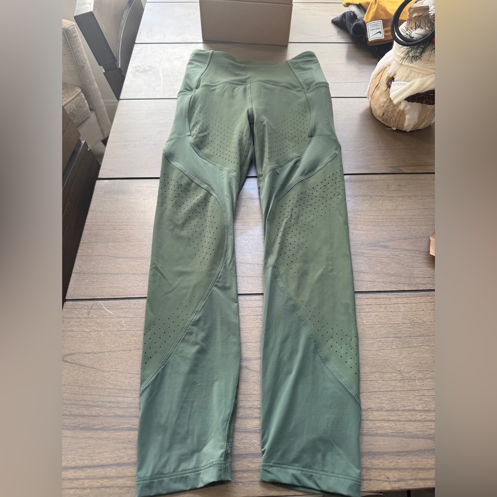 Lululemon Uncovered Strength High-Rise Crop 23” – Size 4 – Algae Green